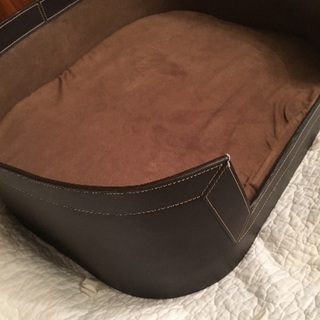 ワンチャン ベッド 本革？ クッション一個　ほぼ新品