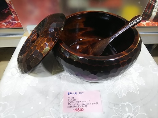 【高く買取るゾウ八幡東 直接引取】漆塗り　亀甲ノミ彫り　おひつ　ヘラ付き