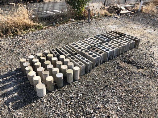 緊急 無料で差し上げます コンクリートブロック四角と丸 アクア 伊丹のその他の中古あげます 譲ります ジモティーで不用品の処分