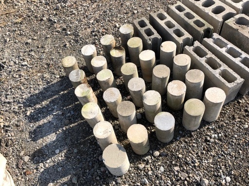 緊急 無料で差し上げます コンクリートブロック四角と丸 アクア 伊丹のその他の中古あげます 譲ります ジモティーで不用品の処分