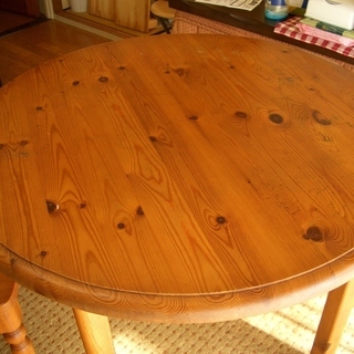 カントリー調(多分、杉材)丸テーブル、椅子１脚