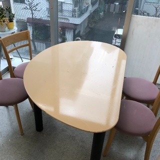 テーブルと椅子4脚のセット