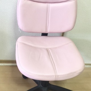 ピンクの椅子