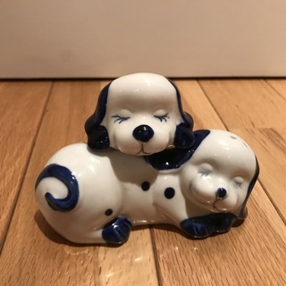 北欧で買った陶器のかわいい犬のソルト＆ペッパーセット