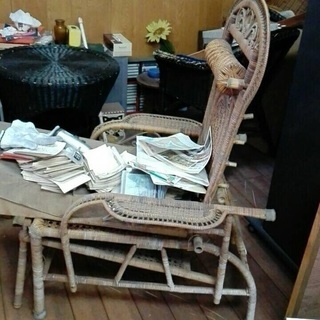 差し上げます　古い籐の椅子