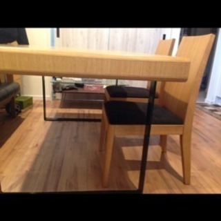 アイアンのダイニングテーブルと椅子4脚セット