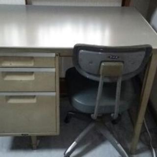 古い事務机と椅子