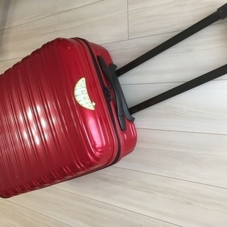 赤さが目立つ、便利なチャック式スーツケース（中型）