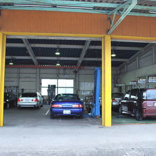油新（アブシン）自動車整備工場　指定整備工場の整備士募集！　販売された中古車の整備　一般車検　12ヶ月点検　各種整備のお仕事です。 - 技術