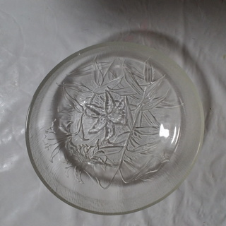 ユリの柄・涼しげなガラス皿（大皿１枚＆小皿４枚のセット）