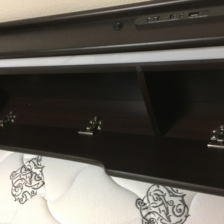 １年弱使用　クイーンサイズベッド　LED照明＆コンセント２口　USB１口