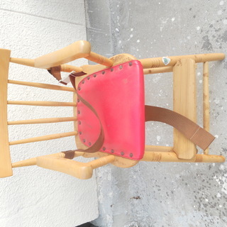 赤い子供用食卓用椅子です