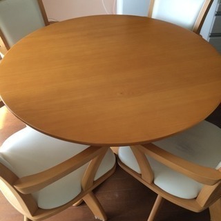 円形の食卓テーブル
