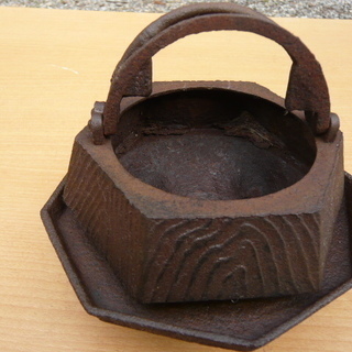 ミニチュアの鉄製火鉢（携帯用）