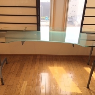 ガラスの天板　テーブル