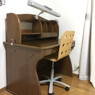 木製の学習机と椅子