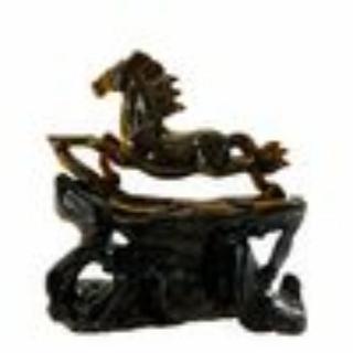 躍動感と力強さ！タイガーアイの手彫り彫刻飛馬 台座付き552g♪インテリアストーン 置物

