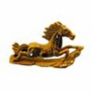 躍動感と力強さ！タイガーアイの手彫り彫刻飛馬 台座付き552g♪インテリアストーン 置物

