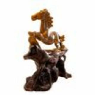 躍動感と力強さ！タイガーアイの手彫り彫刻飛馬 台座付き552g♪インテリアストーン 置物

