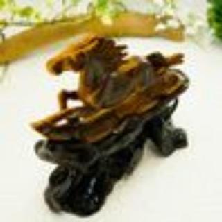 躍動感と力強さ！タイガーアイの手彫り彫刻飛馬 台座付き552g♪インテリアストーン 置物

