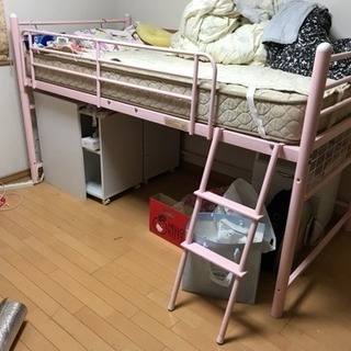 ピンクのロフトベッド