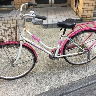 ピンクのギア付き自転車