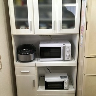 白い食器棚