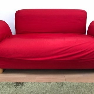 赤のソファー