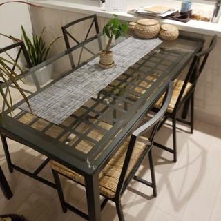 IKEAのガラストップのダイニングテーブルセットとローテーブル