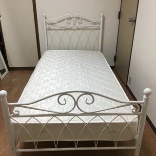 白いベッド