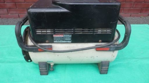 【値下げ】3998 makita マキタ エアコンプレッサ AC9011 50Hz専用 動作確認済