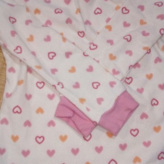 ユニクロ　女の子パジャマ　135ｃｍ　温かい素材ですが、薄手です。
