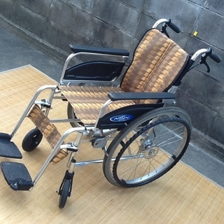 日進医療器製の自走用の車椅子　アルミ製で折りたたみ、背折れタイプ...
