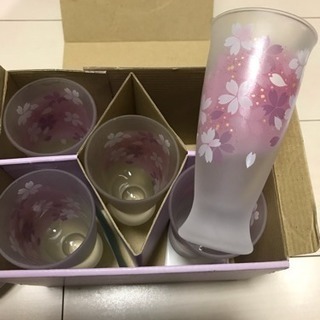 ローズ柄 お皿３枚(未使用)、桜柄グラス5本箱付き