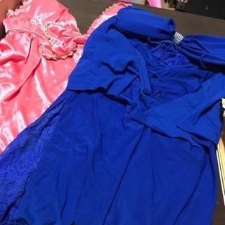 派手めピンクドレスと青、背中だしドレス( ´∀｀)