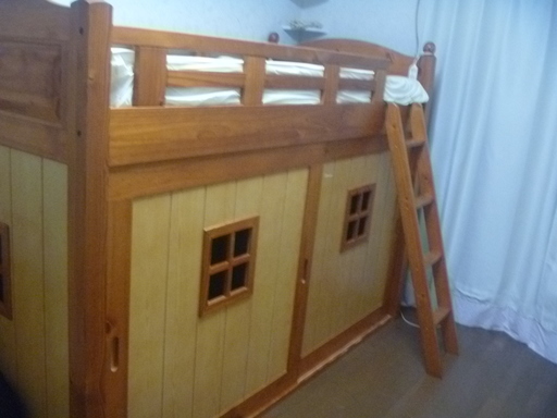 木製収納スペース付きベッド