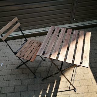 IKEAの屋外テーブルとイス1脚