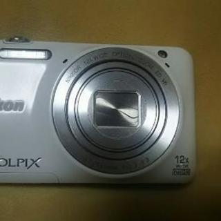 Nikon　COOLPIX　デジカメ　白