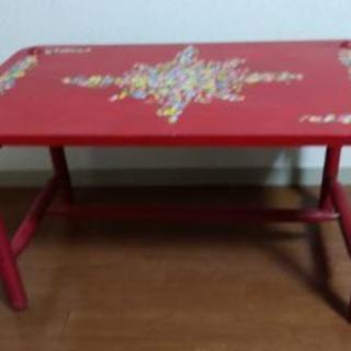赤いテーブル　