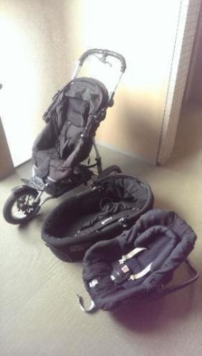 MaxiCosi Safety 1st　ゆったり大型ホイールの3Wayベビーカー　車でも使えます　ドイツで購入