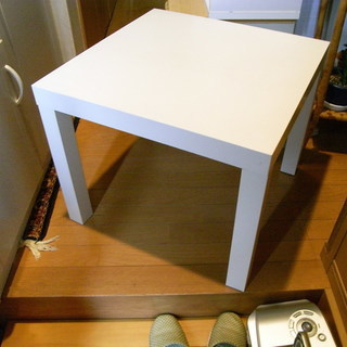 IKEAの白いサイドテーブル