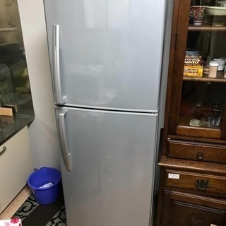 冷蔵庫。近場なら運びますよ。
