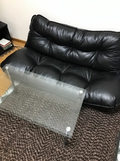 ソファ、ガラステーブル