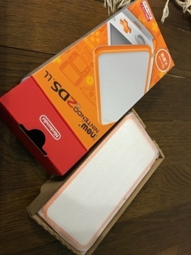新品2DS LL  人気色です。