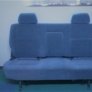 ソファーとして使っているワンボックスのシート