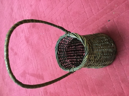 籐製の花瓶入れを出品します