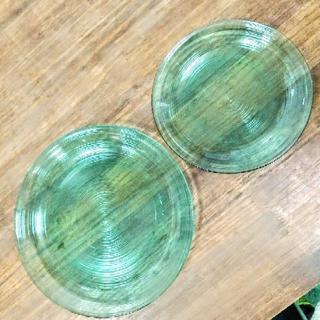 緑色のガラスの皿