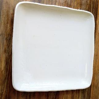四角の白い皿