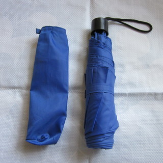 青い折り畳み式傘