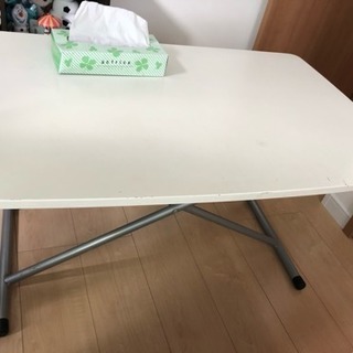 高さ変動可能な白テーブル